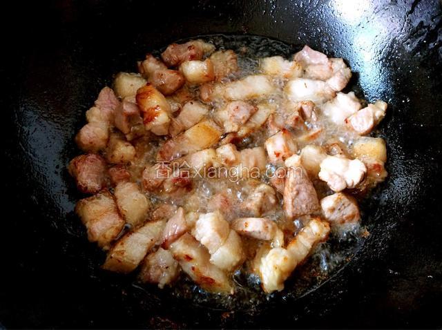 锅中加油烧热，放入肉块炒至表面金黄色
