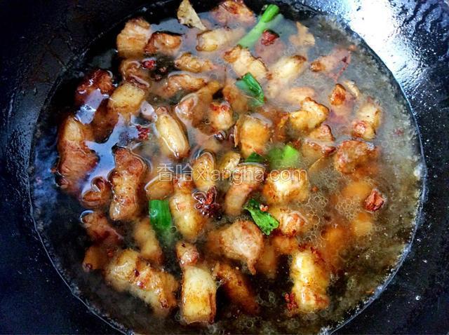 加没过肉的水，大火烧开转小火炖二十分钟
