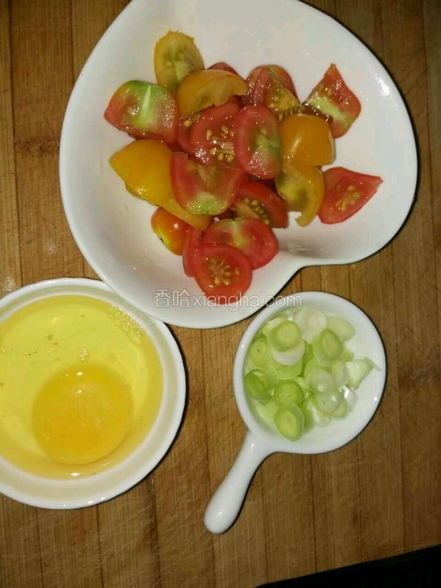 小葱切碎，小番茄切丁，鸡蛋磕在碗里。