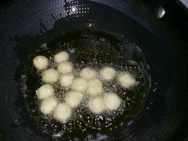 锅中放入适量的花生油，6成热油放入鱼丸。