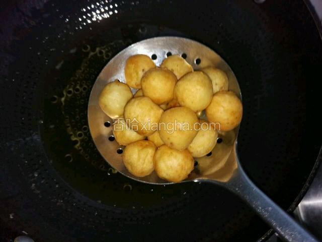 炸至金黄色捞出鱼丸。