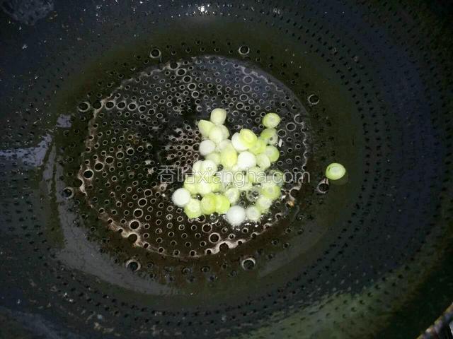 留少许底油，放入葱碎。