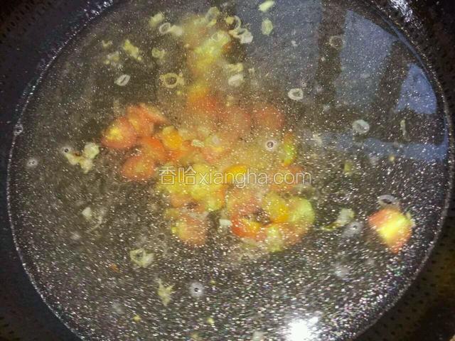煸出葱香味倒入清水，放入小番茄。