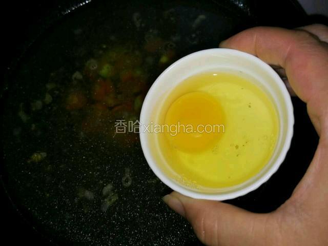 接着放入整只鸡蛋，盖上锅盖。