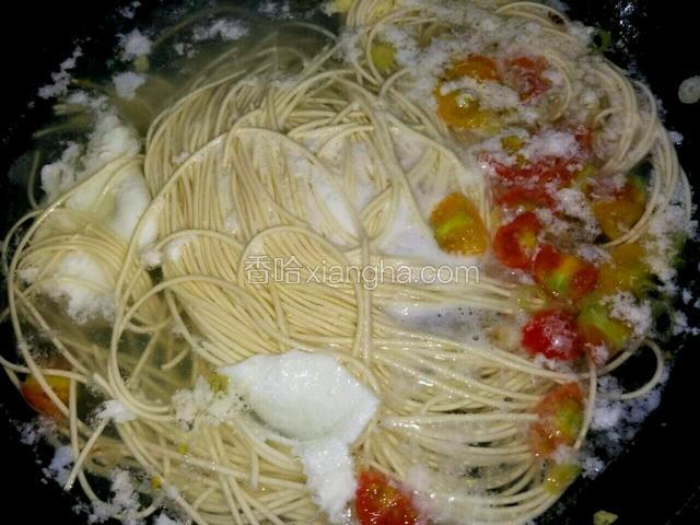 鸡蛋成型，放入长寿面。