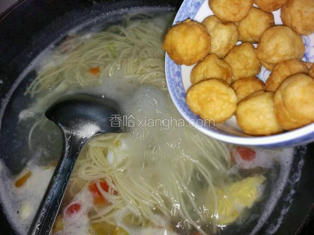 面条煮熟放入炸好的鱼丸，（记得撇去锅中的浮沫）。