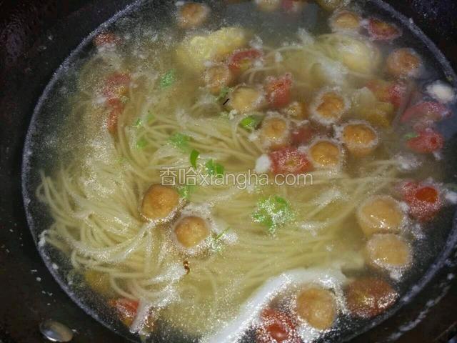 然后放入盐，味极鲜关火。