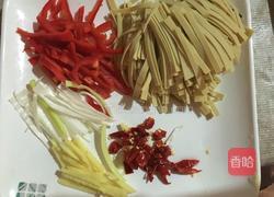红椒豆腐皮的做法图解1