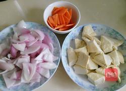 豆腐干炒洋葱胡萝卜片的做法图解1