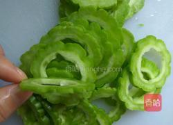 苦瓜蛋饼的做法图解1