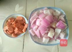 洋葱炒火腿肠的做法图解2