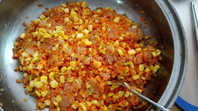 倒入适量油和盐味精调味然后搅拌均匀