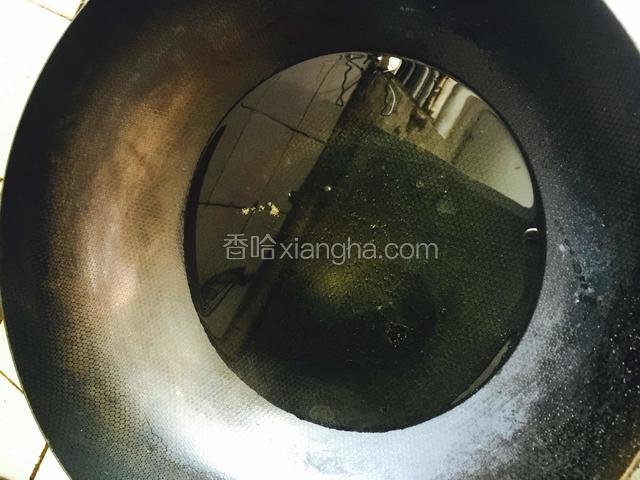 锅入油烧制冒小泡小火