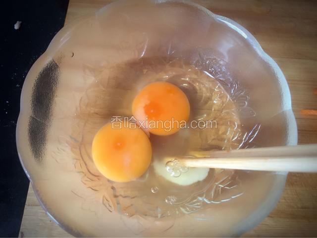 鸡蛋磕碎，放入1勺盐，并搅拌均匀