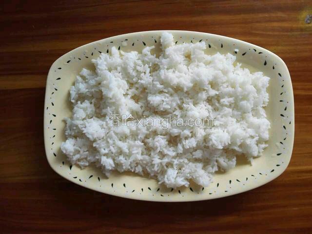 米饭煮的要比平时吃的稍微硬一点 煮熟后盛出放入比较大的盘子里 冷的快一点 冷却后放冰箱冷藏两小时 拿出备用