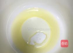 蔓越莓乳酪戚风蛋糕的做法图解2