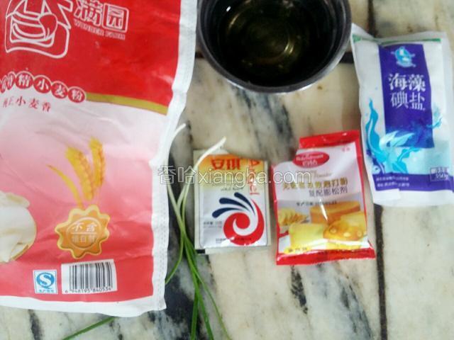 首先准备好面粉，酵母.泡打粉.盐.油和香葱