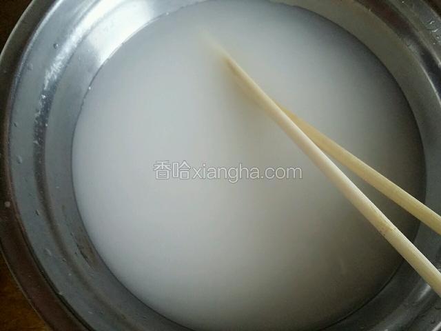 用碗调制温度30度左右，约三百克的水，把白糖，酵母和泡打粉倒入碗内，用筷子把它们搅化