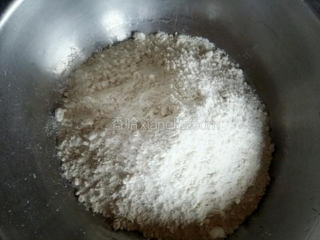拿一个干净的盆，把约1000克面粉倒入盆内