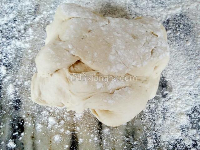 把发好的面拿到案板上，双手揉面五分钟