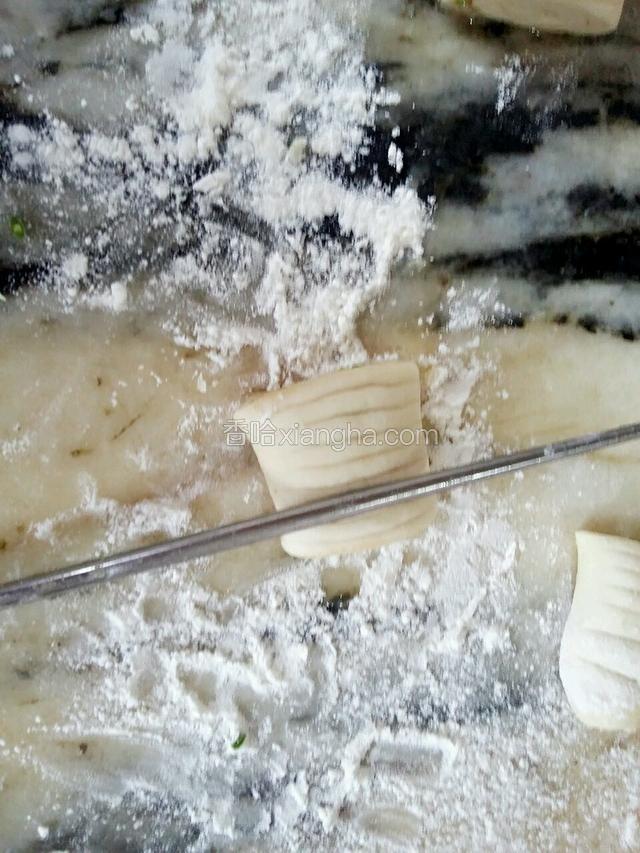 拿筷子一根，放在花卷的边缘压到底，但不能压穿
