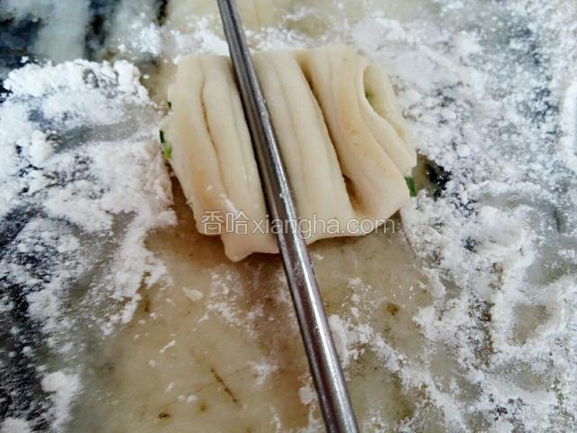 然后把筷子放另一边下压，和刚才一样不能压穿