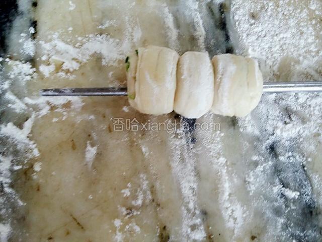 卷成这样，把筷子抽出，花卷就做成了