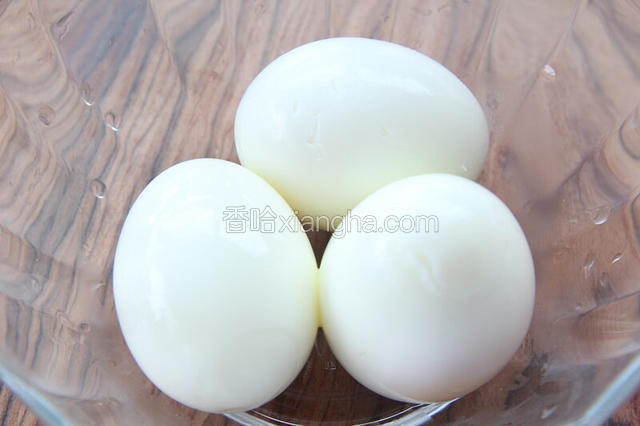 将鸡蛋煮熟后去壳