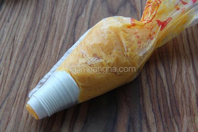 然后装入一次性裱花袋