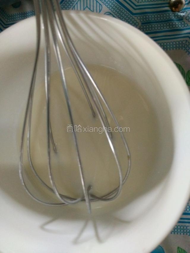 用一个碗称量出牛奶和玉米油搅拌均匀，做好乳化。搅打几分钟左右。