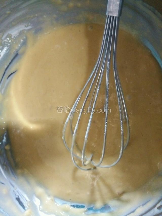低筋面粉过筛搅拌均匀，细腻顺滑。