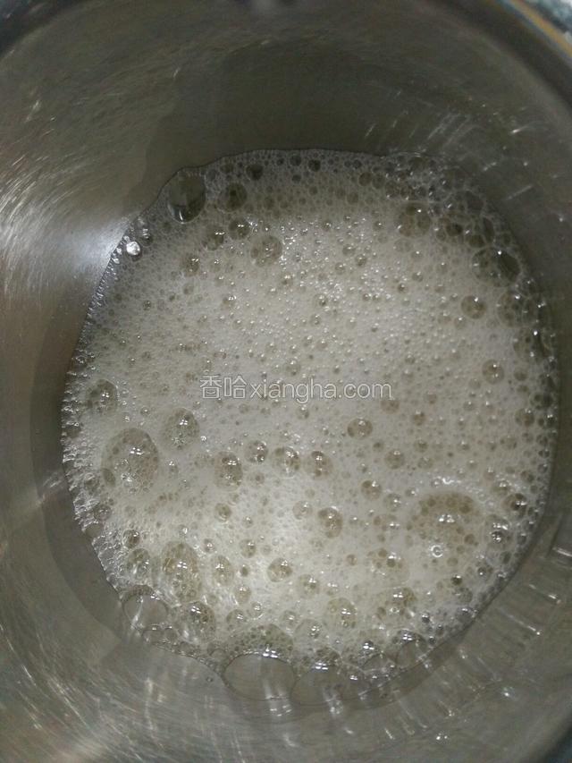 蛋清加两三滴醋打至鱼眼泡状态加三分之一红糖。