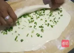 Illustration of how to make scallion pancake 4