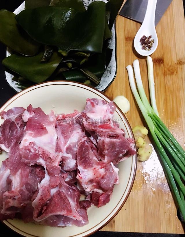 泡发的海带洗净，洗净所需食材