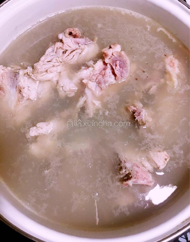 骨头倒入沸水中放入适量的料酒和姜片汆3分钟