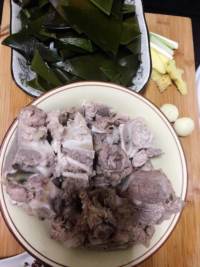 洗净龙骨血末，海带切块，葱切段，姜切片