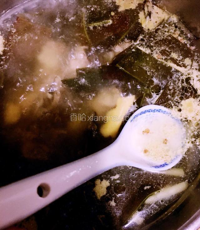 去除锅内浮末，中小火慢炖30分钟左右