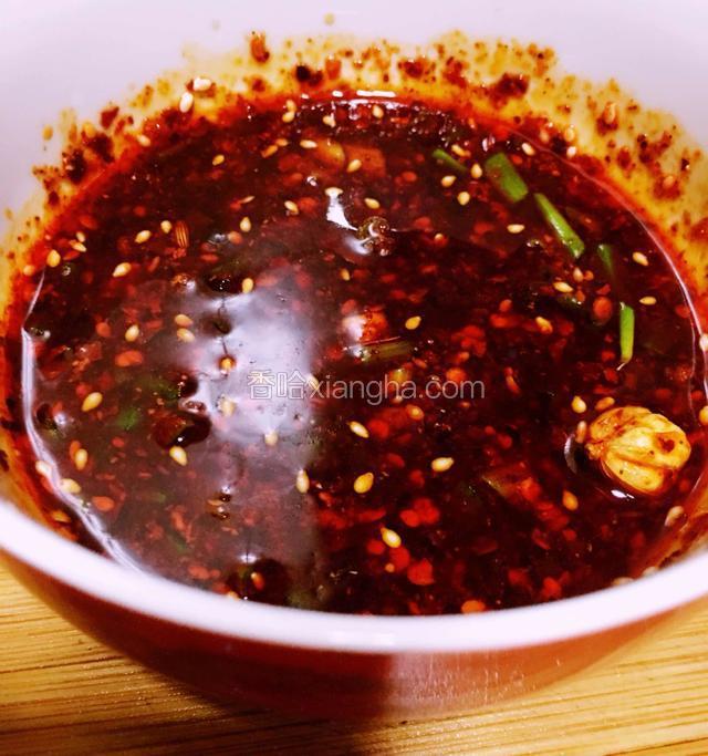 准备干净无水的小碗加入辣酱油，生抽，蒜蓉，花椒油，香油，藤椒油，盐，鸡精，醋，葱花调匀做蘸碟
