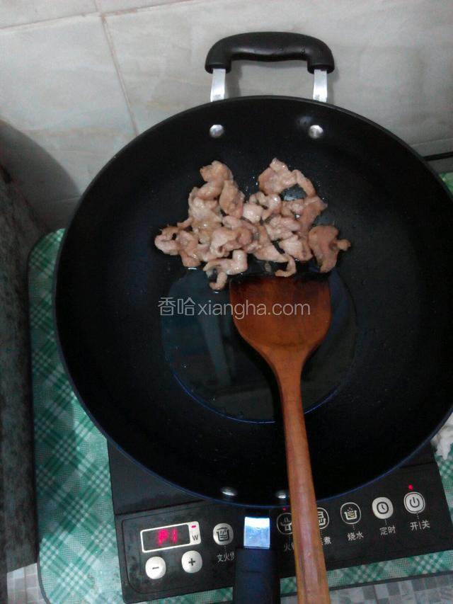 瘦肉腌制好，锅热，倒入少许油，倒入瘦肉，爆炒至金黄出锅。