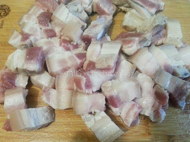 五花肉过下水洗净，切小块