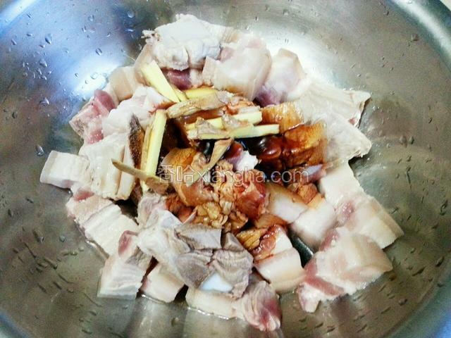 将五花肉放入盆中，加入料酒，耗油，六月鲜酱油，姜丝，腌制半小时