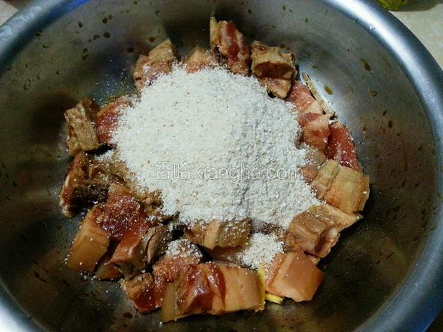 腌制好的五花肉，倒入米粉搅拌均匀
