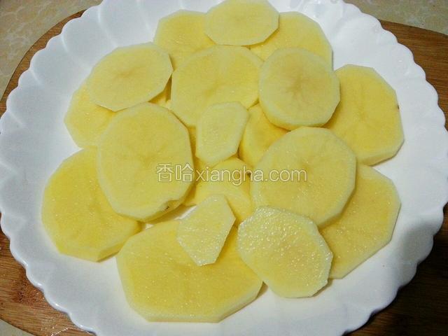土豆削皮切片，放入盆中