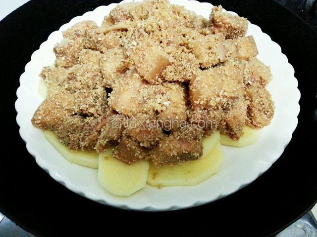 上锅蒸一个小时，中途记得看下锅里的水