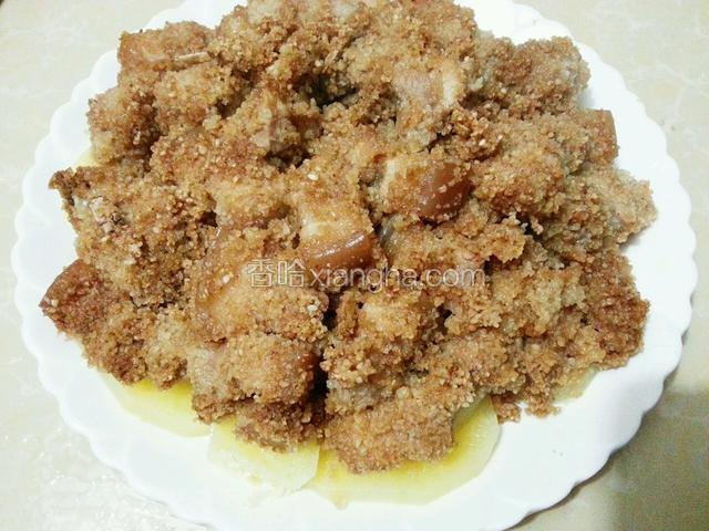 蒸好之后取出放凉，倒点蒸鱼豉油