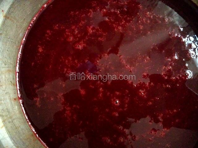 用碗装半碗活血，按1：1的清水倒入血中，再加些料酒，五香粉拌匀