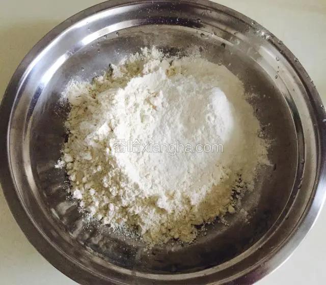 把面粉，玉米淀粉称重混合