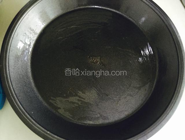 倒入凉白开240g搅成糊状，蒸锅加水烧开，把蒸盘刷上薄薄的一层油