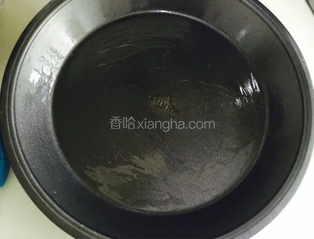 倒入凉白开240g搅成糊状，蒸锅加水烧开，把蒸盘刷上薄薄的一层油