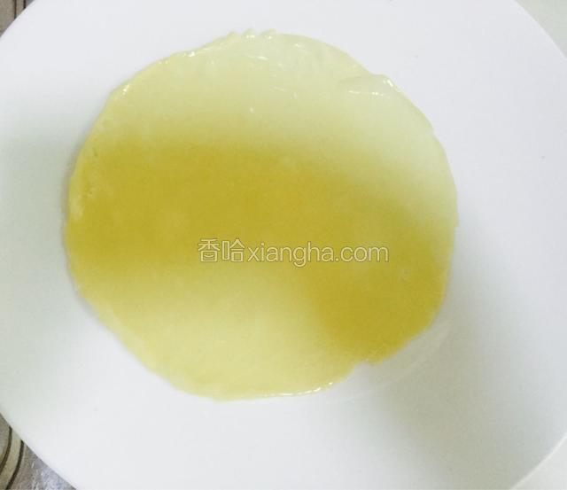 放入蒸锅蒸三分钟左右看有气泡出来就可以取出，把蒸盘放在水盆里降温，用手慢慢把面皮揭下来，上面涂上油，然后再把蒸盘刷上油做第二个，每做好一个都要涂上油，避免放在一起的时候会粘连